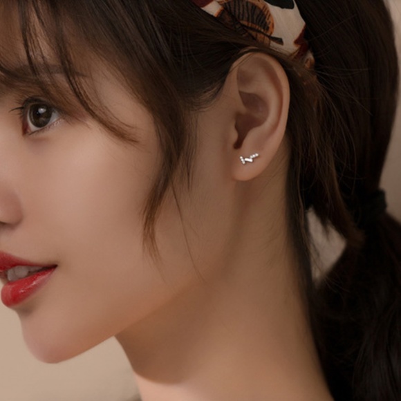 925 Sterling Silver Dainty Mismatched Rhinestone Geometric Stud Earrings - Picture 4 of 5